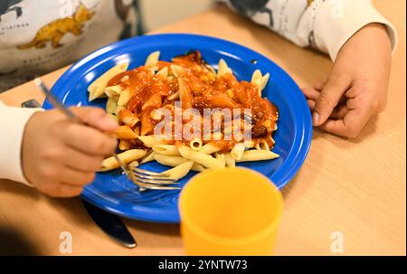 Berlin, Deutschland. November 2024. Ein Kind hat Chili sin Carne auf dem Teller beim Schulessen. Quelle: Jens Kalaene/dpa/Alamy Live News Stockfoto