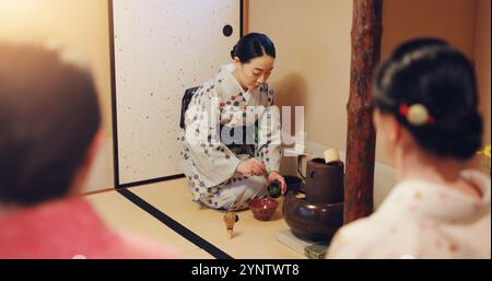 Japanische Frau, Teezeremonie und Matcha-Vorbereitung für Respekt, kulturelle Gastfreundschaft oder Erbe. Traditionelles Ritual, Gäste in Kimono und Grün Stockfoto