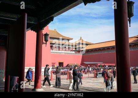 Peking, China - 22. Oktober 2024: Große Menschenmenge in der Verbotenen Stadt. Ein bedeutendes Wahrzeichen und Reiseziel. Stockfoto