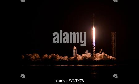 Merritt Island, Florida, USA. November 2024. Am 26. November 2024 um 23:41 Uhr EST hebt eine Falcon-9-Rakete mit 24 Starlink-Satelliten vom Space Launch Complex-40 am Launch Complex 39A im Kennedy Space Center der NASA in Florida ab. (Kreditbild: © Jennifer Briggs/ZUMA Press Wire) NUR REDAKTIONELLE VERWENDUNG! Nicht für kommerzielle ZWECKE! Stockfoto