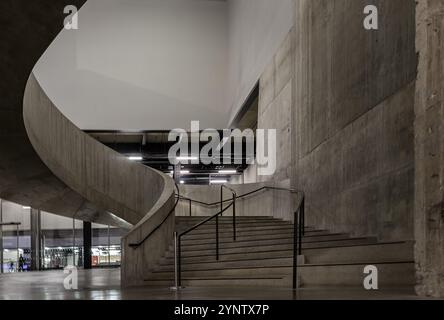 London, Großbritannien - 7. November 2023 - Eine geschwungene, aus Beton gefertigte Wendeltreppe im Blavatnik Building der Erweiterung des Tate Modern Switch House. Hauptkurve innen Stockfoto