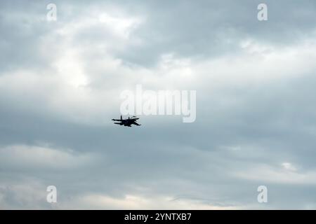 Air Force Sukhoi SU-30 Flanker. Ein Militärflugzeug bei bewölktem Himmel. Eine Flugschau mit Kunstflugvorführungen. Stockfoto