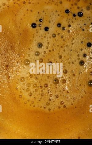 Schaumiger schwarzer Americano-Kaffee Hintergrund in einer Kaffeemaschine gemacht. Filterkaffee für Heißgetränke. Stockfoto