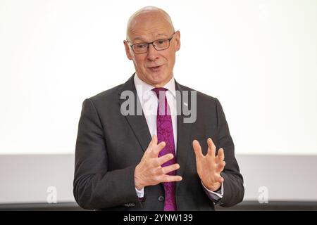 Aktenfoto vom 11/24 des Ersten schottischen Ministers John Swinney während eines Besuchs der Wardie Primary School in Edinburgh. John Swinney wird die Vorteile von Zusammenarbeit und Konsens hervorheben, wenn er am Mittwochvormittag in Edinburgh eine Rede hält. Die ersten Bemerkungen des Ministers kommen vor der Veröffentlichung des schottischen Haushalts nächste Woche. Ausgabedatum: Mittwoch, 27. November 2024. Stockfoto