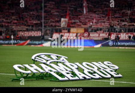 MÜNCHEN, DEUTSCHLAND - 26. NOVEMBER: Champions-League-Logo vor dem Spiel der UEFA Champions League 2024/25 Phase MD5 zwischen dem FC Bayern München und Paris Saint-Germain in der Football Arena München am 26. November 2024 in München. © diebilderwelt / Alamy Stock Stockfoto