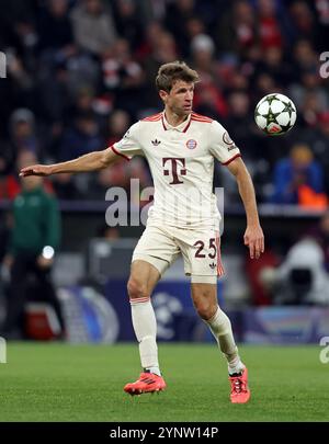 MÜNCHEN – 26. NOVEMBER: Thomas Mueller von Bayern Muenchen läuft mit einem Ball während des Spiels der UEFA Champions League 2024/25 Phase MD5 zwischen dem FC Bayern München und Paris Saint-Germain in der Football Arena München am 26. November 2024 in München. © diebilderwelt / Alamy Stock Stockfoto