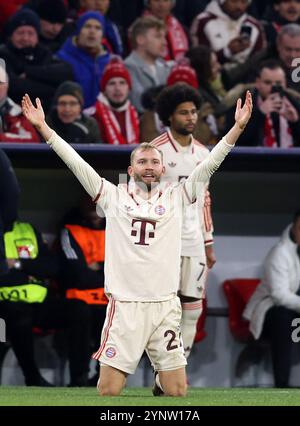 MÜNCHEN – 26. NOVEMBER: Konrad Laimer von Bayern München reagiert beim Spiel der UEFA Champions League 2024/25 Phase MD5 zwischen dem FC Bayern München und Paris Saint-Germain in der Football Arena München am 26. November 2024 in München. © diebilderwelt / Alamy Stock Stockfoto