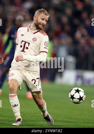 MÜNCHEN – 26. NOVEMBER: Konrad Laimer von Bayern München läuft mit einem Ball während des Spiels der UEFA Champions League 2024/25 Phase MD5 zwischen dem FC Bayern München und Paris Saint-Germain in der Football Arena München am 26. November 2024 in München. © diebilderwelt / Alamy Stock Stockfoto