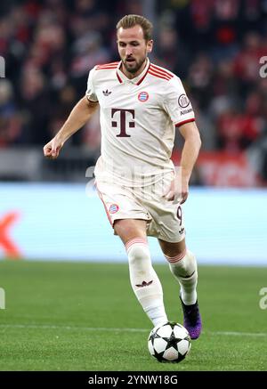 MÜNCHEN – 26. NOVEMBER: Harry Kane von Bayern München läuft mit einem Ball während des Spiels der UEFA Champions League 2024/25 Phase MD5 zwischen dem FC Bayern München und Paris Saint-Germain in der Football Arena München am 26. November 2024 in München. © diebilderwelt / Alamy Stock Stockfoto