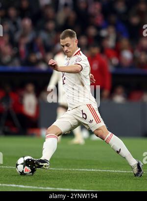 MÜNCHEN – 26. NOVEMBER: Joshua Kimmich von Bayern München spielt mit einem Ball während des Spiels der UEFA Champions League 2024/25 Phase MD5 zwischen dem FC Bayern München und Paris Saint-Germain am 26. November 2024 in München. © diebilderwelt / Alamy Stock Stockfoto