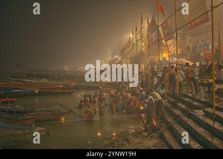 Ein Foto von Hindu-Pilgern, die in den heiligen Gewässern des Ganges in Varanasi, Indien, baden. Stockfoto