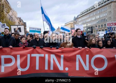 Julia Nawalnaja, Wladimir Kara-Mursa und Ilja Jaschin bei der Demonstration unter dem Motto Nein zu Putin Nein zum Krieg Freiheit für politische Gefangene gegen den Krieg Russlands gegen die Ukraine in Berlin. An der Demonstration nehmenen Ukrainer, Berliner und viele in Berlin lebende Russen Teil. / Julia Navalnaya, Wladimir Kara-Mursa und Ilja Yashin bei der Demonstration unter dem Motto Nein zu Putin Nein zum Krieg Freiheit für politische Gefangene gegen Russlands Krieg gegen die Ukraine in Berlin. Ukrainer, Berliner und viele Russen, die in Berlin lebten, nahmen an der Demonstration Teil. Schnappschuss-Fotografie Stockfoto