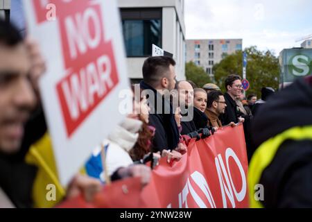 Julia Nawalnaja, Wladimir Kara-Mursa und Ilja Jaschin bei der Demonstration unter dem Motto Nein zu Putin Nein zum Krieg Freiheit für politische Gefangene gegen den Krieg Russlands gegen die Ukraine in Berlin. An der Demonstration nehmenen Ukrainer, Berliner und viele in Berlin lebende Russen Teil. / Julia Navalnaya, Wladimir Kara-Mursa und Ilja Yashin bei der Demonstration unter dem Motto Nein zu Putin Nein zum Krieg Freiheit für politische Gefangene gegen Russlands Krieg gegen die Ukraine in Berlin. Ukrainer, Berliner und viele Russen, die in Berlin lebten, nahmen an der Demonstration Teil. Schnappschuss-Fotografie Stockfoto