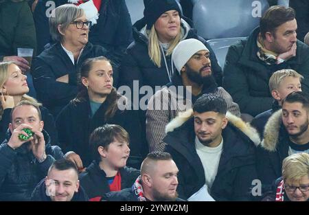 München, Deutschland. November 2024. Noussair Mazraoui, FCB 40 in der Ligasaison MD5 Spiel FC BAYERN MÜNCHEN - PARIS SG 1-0 des Fussballs UEFA Champions League in der Saison 2024/2025 in München, 26. November 2024, FCB, 5. Spieltag, München Fotograf: ddp Images/STAR-Images Credit: ddp Media GmbH/Alamy Live News Stockfoto