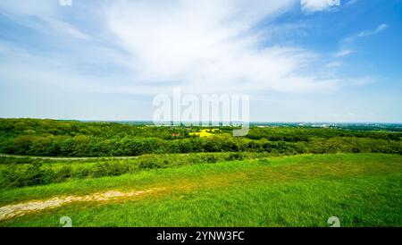 Blick vom Gipfel der Halde Norddeutschland. Rückhaltekippe aus dem Bergwerk Niederberg in Neukirchen-Vluyn. Stockfoto