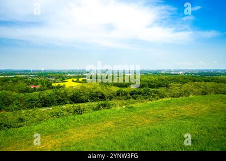 Blick vom Gipfel der Halde Norddeutschland. Rückhaltekippe aus dem Bergwerk Niederberg in Neukirchen-Vluyn. Stockfoto