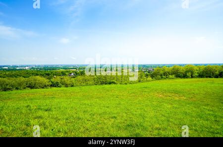 Blick vom Gipfel der Halde Norddeutschland. Rückhaltekippe aus dem Bergwerk Niederberg in Neukirchen-Vluyn. Stockfoto