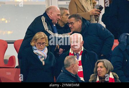 Karl-Heinz Rummenigge (CEO, Vorstandsvorsitzender FCB AG), Herbert Hainer, FCB-Präsident und Ex-CEO Adidas, ehemaliger Präsident Uli Hoeness (FCB), Max Eberl, Sportvorstand und Manager FC Bayern, Dr. Michael Diederich, Geschäftsführer Finanzvorstand und stellvertretender Vorstandsvorsitzender, Jan-Christian Dreesen, Geschäftsführer FCB, Walter Mennekes, Unternehmer, Vizepräsident FC Bayern, Prof. Dr. Dieter Mayer. Vizepraesident des FC Bayern München EV. In der Liga Phase MD5 Spiel FC BAYERN MÜNCHEN - PARIS SG 1-0 von Fußball UEFA Champions League in Stockfoto