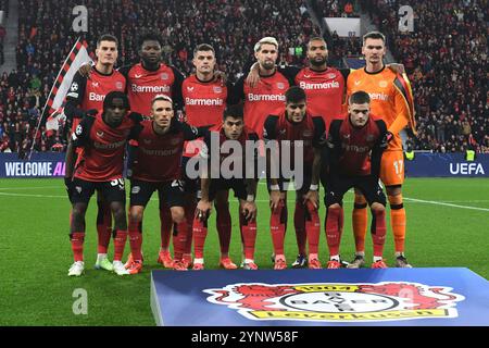 Teamfoto Bayer 04 Leverkusen vor dem Championsleague Spiel gegen den FC Salzburg. Hintere Reihe v.l.n.r.: Patrik Schick, Edmond Tapsoba, Granit Xhaka, Robert Andrich, Jonathan Tah, Torhueter Matej Kovar. Untere Reihe v.l.n.r.: JEREMIE Frimpong, Alejandro Grimaldo, Ezequiel Palacios, Piero Hincapie, Florian Wirtz ( alle Bayer 04 Leverkusen ). Deutschland, Bayer 04 Leverkusen vs. FC Red Bull Salzburg, Fussball, UEFA Champions League, Ligaphase, Spielzeit 2024/2025, 26.11.2024 DFL-VORSCHRIFTEN VERBIETEN DIE VERWENDUNG VON FOTOGRAFIEN ALS BILDSEQUENZEN UND/ODER QUASI-VIDEO Foto: Eibner-Pressefoto/Thomas Thienel Stockfoto