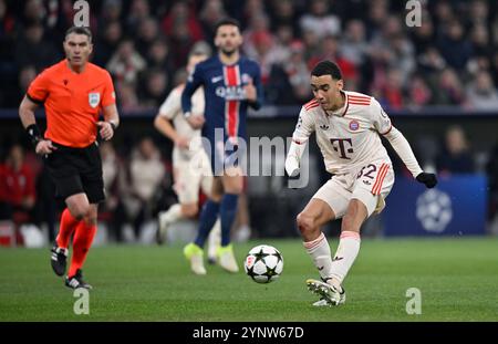 München, Deutschland. November 2024. Torschuss Aktion Torchance Jamal Musiala FC Bayern München FCB (42) Schiedsrichter Schiedsrichter Istvan Kovacs (ROU) FC Bayern München FCB vs Paris Saint-Germain PSG Spieltag 5 26.11.2024 DFL-VORSCHRIFTEN VERBIETEN JEDE VERWENDUNG VON FOTOGRAFIEN ALS BILDSEQUENZEN UND/ODER QUASI-VIDEO/dpa/Alamy Live News Stockfoto