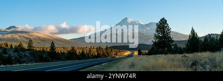 Erstaunliche Aussicht auf den Vulkan Mount Shasta in Kalifornien Anfang November von der Route 97, der vulkanischen Panoramastraße, bei Sonnenuntergang. Stockfoto