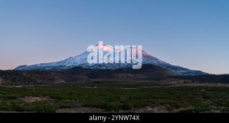 Erstaunliche Aussicht auf den Vulkan Mount Shasta in Kalifornien Anfang November von der Route 97, der vulkanischen Panoramastraße, bei Sonnenuntergang. Stockfoto