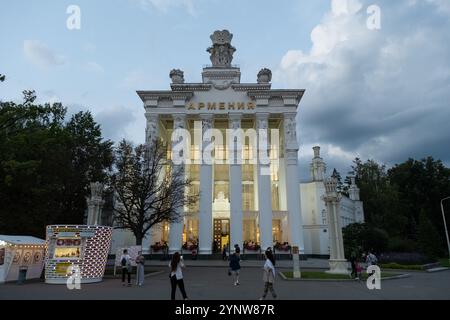 Moskau, Russland - 17. August 2024: Architektonischer Pavillon, der Armenien im VDNH-Ausstellungszentrum in Moskau repräsentiert und das kulturelle Erbe und die Geschichte präsentiert Stockfoto