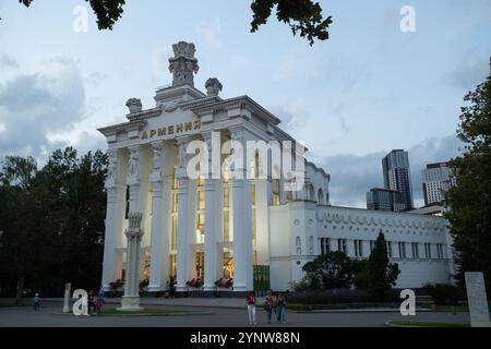Moskau, Russland - 17. August 2024: Architektonischer Pavillon, der Armenien im VDNH-Ausstellungszentrum in Moskau repräsentiert und das kulturelle Erbe und die Geschichte präsentiert Stockfoto