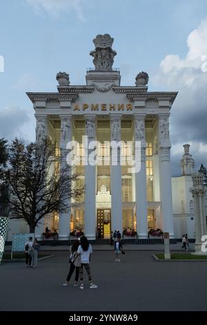 Moskau, Russland - 17. August 2024: Architektonischer Pavillon, der Armenien im VDNH-Ausstellungszentrum in Moskau repräsentiert und das kulturelle Erbe und die Geschichte präsentiert Stockfoto