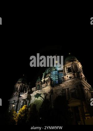 Ein atemberaubender Blick bei Nacht auf einen historischen Berliner Dom mit beleuchteter Architektur und komplizierten Details unter dunklem Himmel. Die Szene strahlt aus Stockfoto