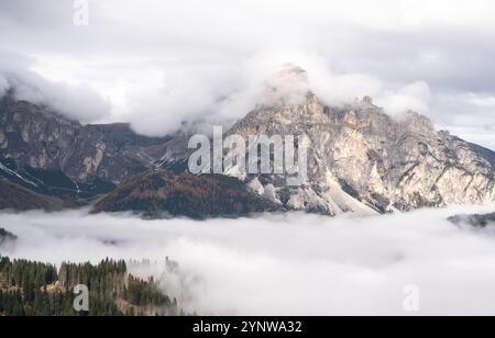 Wolkenumkehr in den Dolomiten in Italien, ein nebeliger Herbsttag Stockfoto