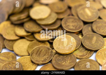 Hintergrund von 10 Rubel Eisenmünzen geschrieben zehn Rubel, die Bank von Russland. Finanz- und Geschäftskonzept Stockfoto