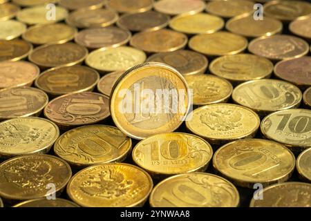 Konfrontation zwischen russischem Rubel und Dollar, Euro. Russische Rubelmünze, Dollar- und Euro-Münzen, Euro, Rubel . Stockfoto