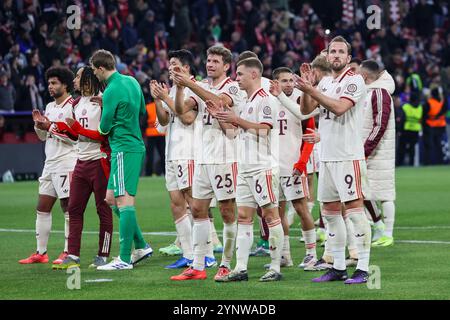 Die Mannschaft applaudiert die Fans, mit Thomas Mueller (FC Bayern München, #25), mit Joshua Kimmich (FC Bayern München, #06) und Serge Gnabry (FC Bayern München, #07), mit Minjae Kim (FC Bayern München, #03), mit Manuel neuer (FC Bayern München, #01) und Harry Kane (FC Bayern München, #09) Spieltag, Spielzeit 2024/2025, 26.11.2024 , Foto: Eibner-Pressefoto/Jenni Maul Stockfoto