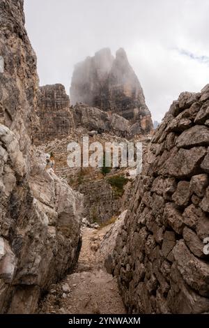 Steingang und Treppen an einem bewölkten Tag in Cinque Torri Stockfoto