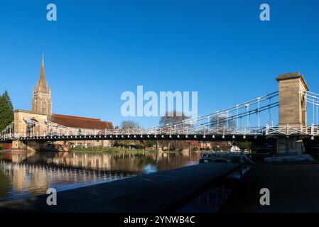 Die Marlow Bridge wurde 1829 mit der All Saints Church im Hintergrund erbaut Stockfoto