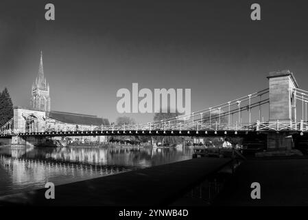 Die Marlow Bridge wurde 1829 mit der All Saints Church im Hintergrund erbaut Stockfoto