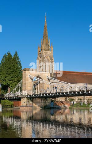 Die Marlow Bridge wurde 1829 mit der All Saints Church im Hintergrund erbaut Stockfoto