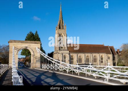 Die Marlow Bridge wurde 1829 mit der All Saints Church im Hintergrund erbaut Stockfoto