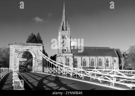 Die Marlow Bridge wurde 1829 mit der All Saints Church im Hintergrund erbaut Stockfoto