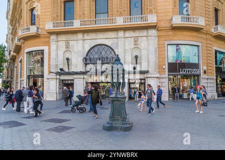 BARCELONA, SPANIEN - 12. MAI 2017: Dies ist ein Brunnen am Passeig de Gracia, einer der berühmtesten und wichtigsten Straßen der Stadt im Eixample Stockfoto