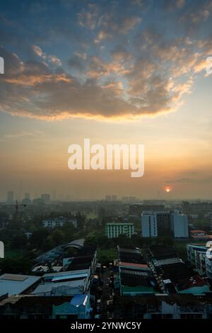 Der lebhafte Sonnenaufgang färbt die Skyline der Stadt in einem ruhigen Morgenglühen Stockfoto