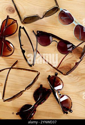Sonnenbrillen, Kollektion und Ladentisch für Modeoptionen, Rahmenvarianten und Accessoires im Einzelhandel. Brillen, Draufsicht und schicke Anordnung Stockfoto