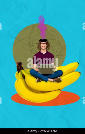 Sketch Design Trend Artwork Poster 3D Foto Collage von Smart Student junger Mann sitzen riesige Bananenarbeit Laptop halb Kopf denken kreativ Stockfoto