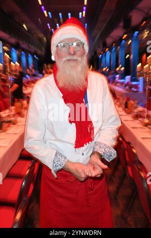 John Langley bei der Charity-Weihnachtsfeier für Obdachlose und Bedürftige mehr als eine warme Mahlzeit in der Fischauktionshalle. Hamburg, 26.11.2024 *** John Langley bei der Benefizfeier für Obdachlose und Bedürftige mehr als eine warme Mahlzeit in der Fischauktionshalle Hamburg, 26 11 2024 Foto:xgbrcix/xFuturexImagex charity mahlzeit 4122 Stockfoto