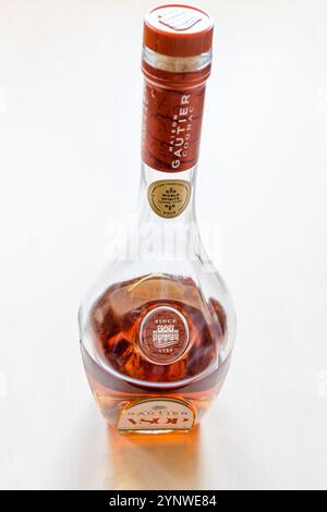 Moskau, Russland - 1. Oktober 2024: Glasflasche Cognac VSOP Maison Gautier steht auf hellbraunem Holzbrett Stockfoto