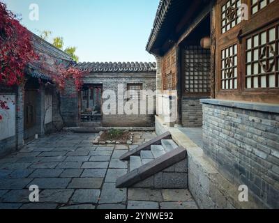 Peking, China - 23. Oktober 2024: Traditionelle chinesische Häuser in Gubei, Peking. Stockfoto