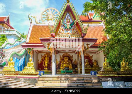 Wat Phra Yai, auf Englisch bekannt als der große Buddha-Tempel, ist ein buddhistischer Tempel von Ko Phan in Koh Samui. Die Statue ist 12 Meter hoch (39 Fuß) und Gold Stockfoto