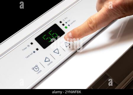 Weißer Luftentfeuchter. Elektrische Haushaltsgeräte. Stockfoto