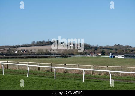 Blick über die Rennbahn nach Bordon Hill, Stratford-upon-Avon, Warwickshire, Großbritannien Stockfoto